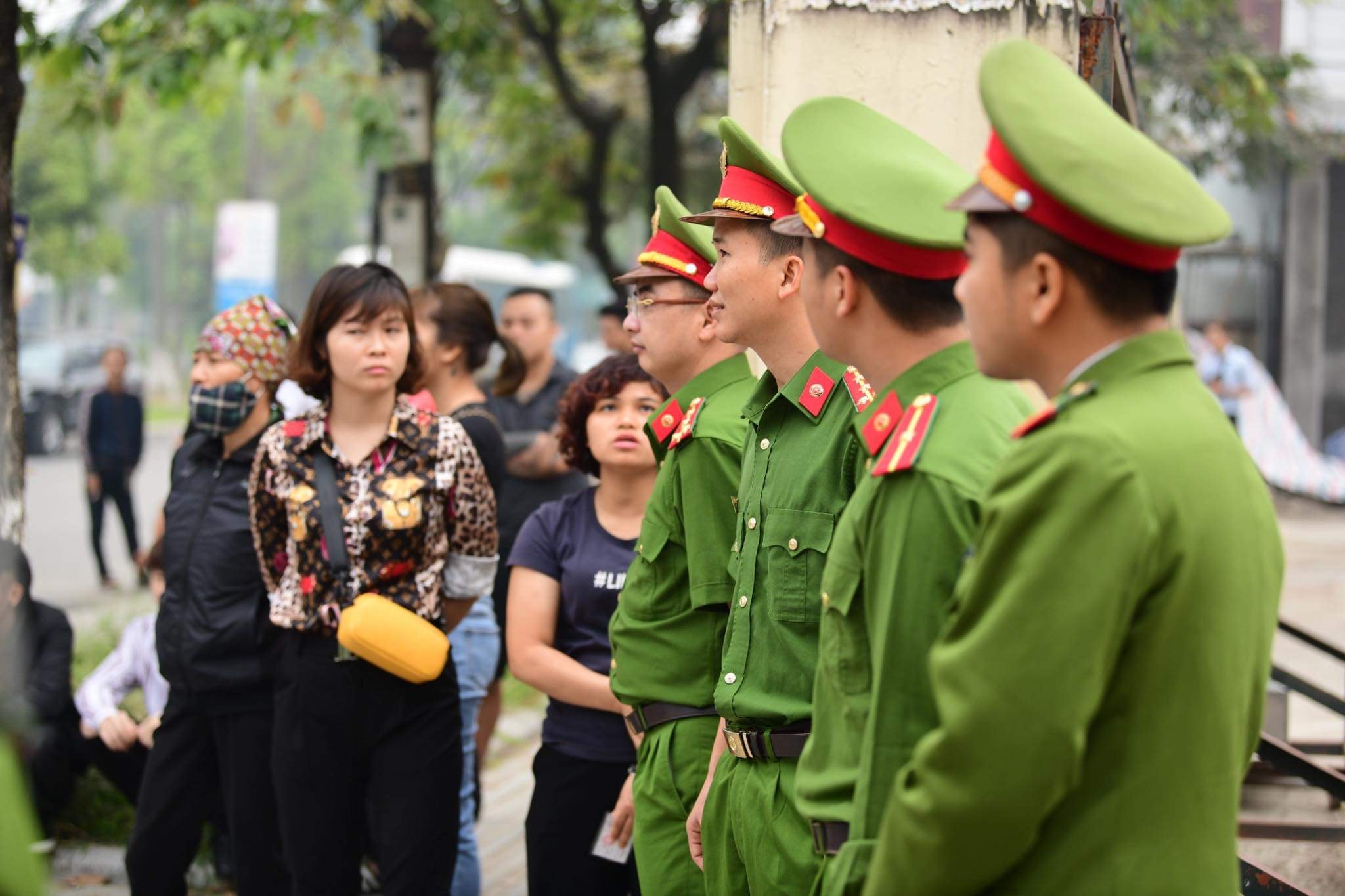 Lực lượng an ninh thắt chặt kiểm soát từ khu vực cổng trụ sở TAND Thị xã Từ Sơn