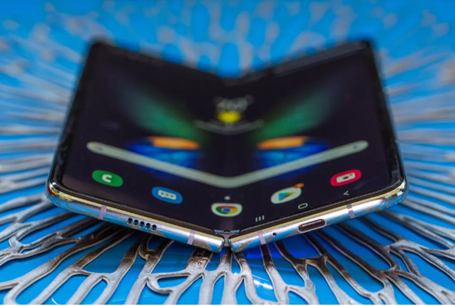 HOT: Smartphone gập lại Galaxy Fold sắp ra mắt tại Việt Nam - 1