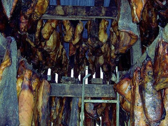 Sau vài tháng được treo để hong khô, thịt cá có mùi thối. Thịt đạt đến hoàn hảo khi lớp ngoài có màu nâu giòn.