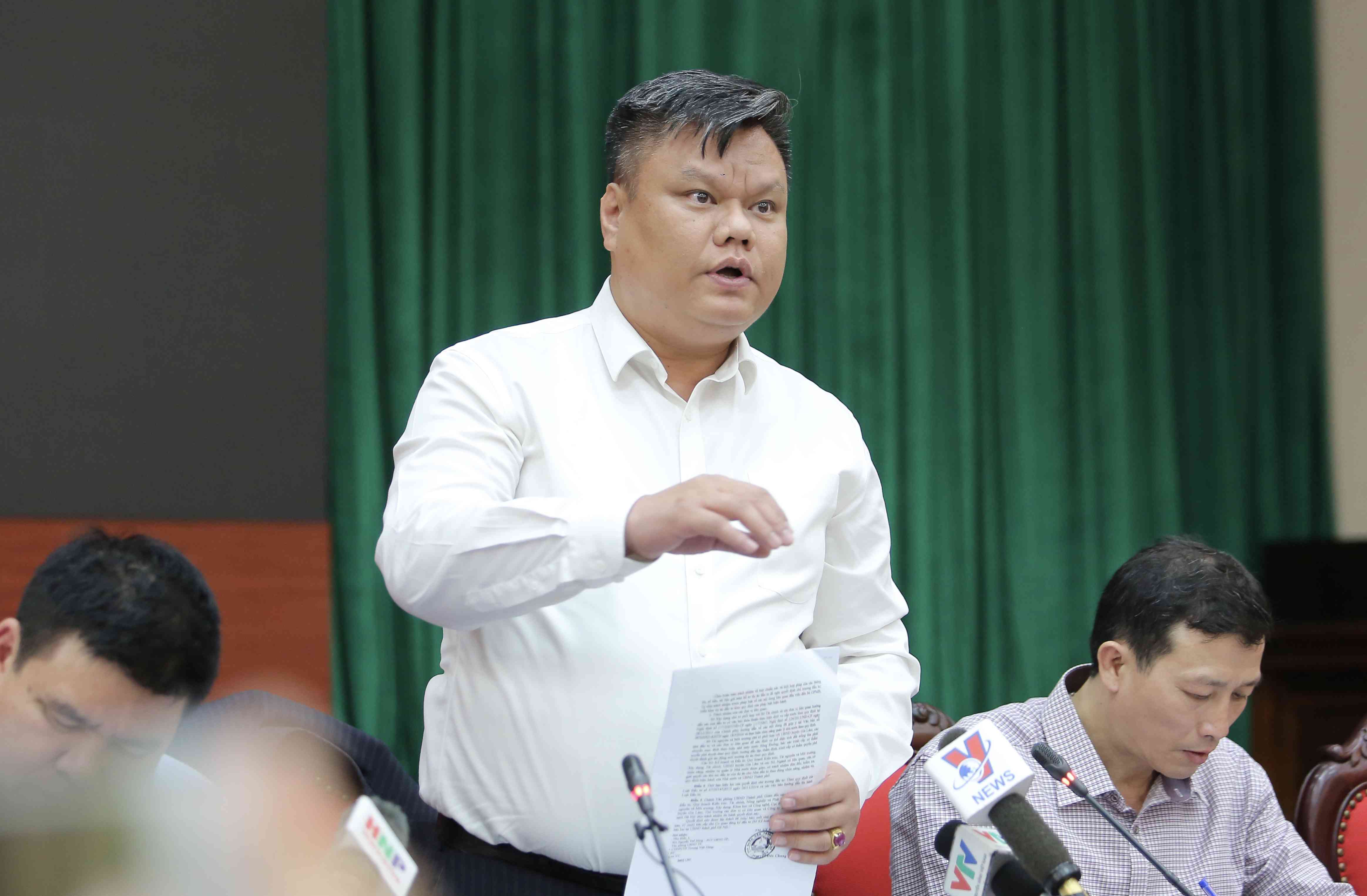 Ông Võ Tuấn Anh - Phó Chánh Văn phòng UBND TP.Hà Nội phát biểu tại họp báo chiều 12/11 (Ảnh: Hữu Thắng).