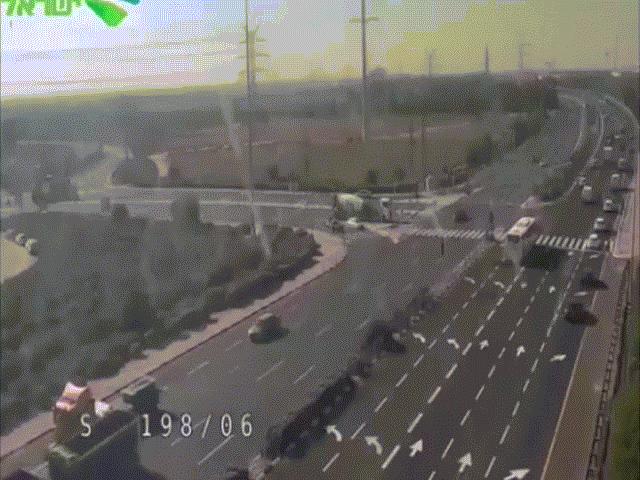 Thế giới - Video: Đang lái xe trên đường cao tốc, bị tên lửa từ đâu lao tới phát nổ