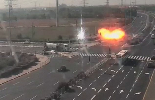 Quả tên lửa phát nổ tại một con đường cao tốc ở Israel.