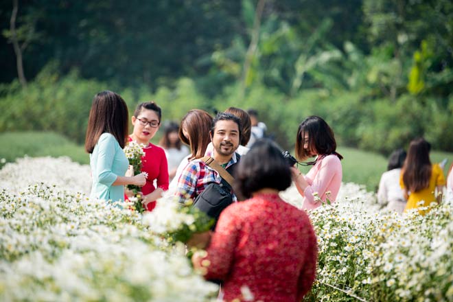 Gần như góc nào ở vườn hoa cũng có người đứng chờ chụp.