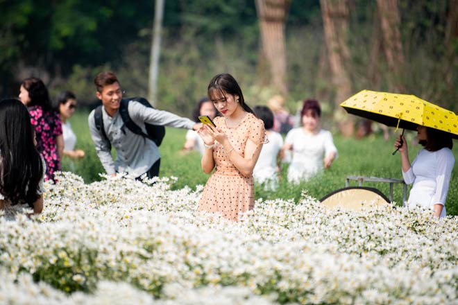 Nhiều người phải đứng giữ chỗ, hoặc “xếp hàng” cả tiếng để tìm được góc chụp ưng ý.