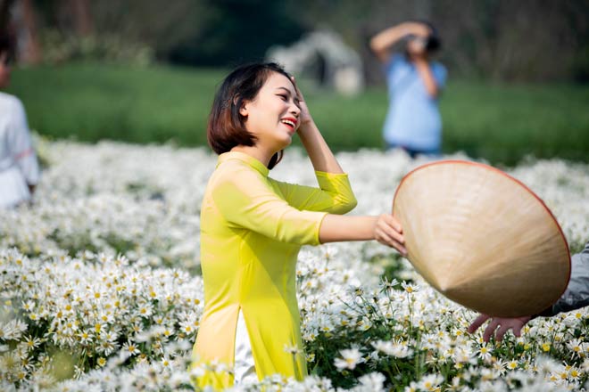 Theo chủ một vườn họa mi ở Bãi đá sông Hồng, ngày cao điểm có khoảng 1.000 lượt khách ra vào và đông nhất thường vào dịp cuối tuần.