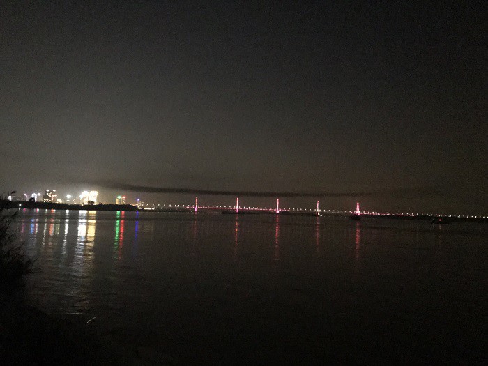 Dải khói đen này treo lơ lửng dọc chiếc cầu Nhật Tân lấp lánh như một sự đối nghịch. Hiện tượng này thấy rõ vào đêm trăng sáng