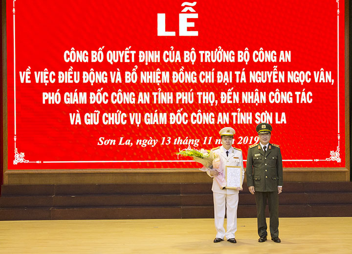 Thượng Tướng Nguyễn Văn Thành, Thứ trưởng Bộ Công an trao quyết định cho Đại tá Nguyễn Ngọc Vân