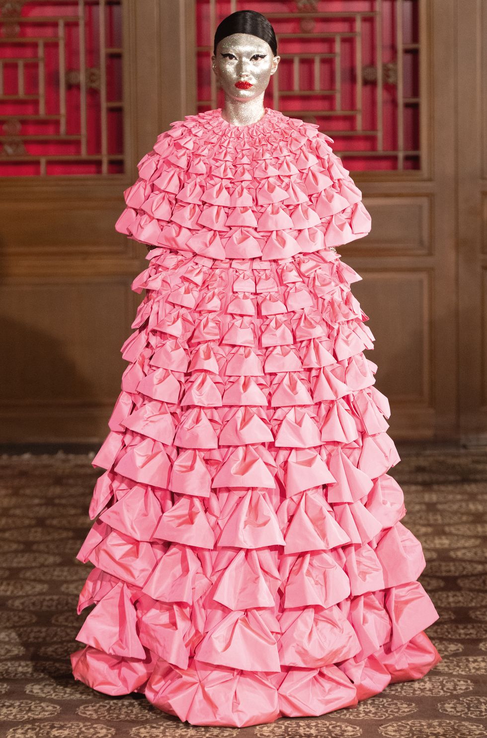 Valentino
mang lên đường băng với những chiếc áo choàng lộng lẫy xứng đáng
cho bữa tiệc cuối năm của giới thượng lưu.