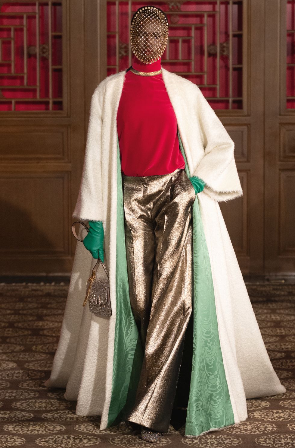 Sự xa hoa
tột cùng kéo dài đến từ layout trang điểm của nghệ sĩ Pat
McGrath, với làn da ngoài hành tinh phủ ánh kim và màu đỏ đặc trưng
của Valentino trên son môi. 