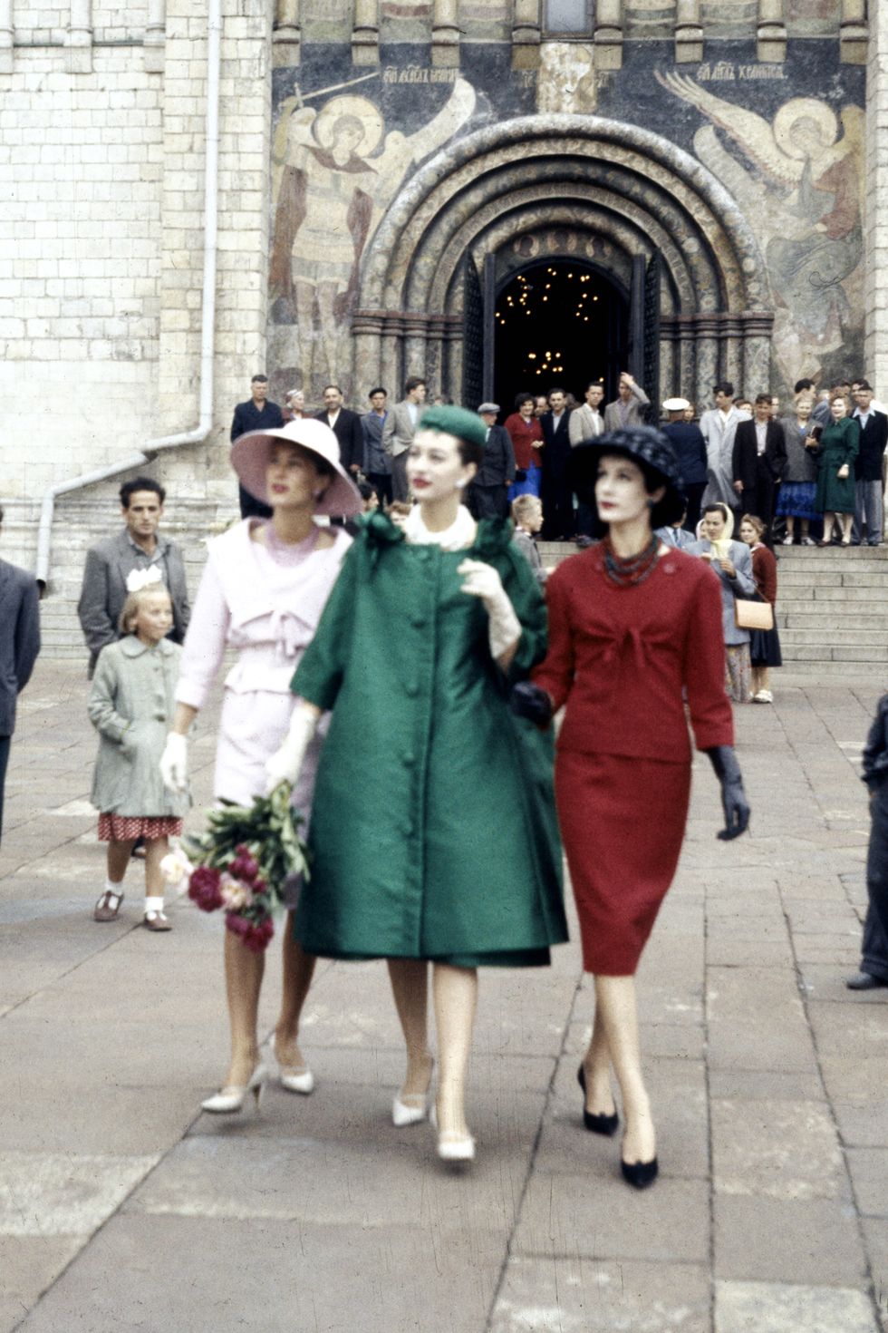 Những quý bà kiêu sa trong trang phục Dior năm 1970.