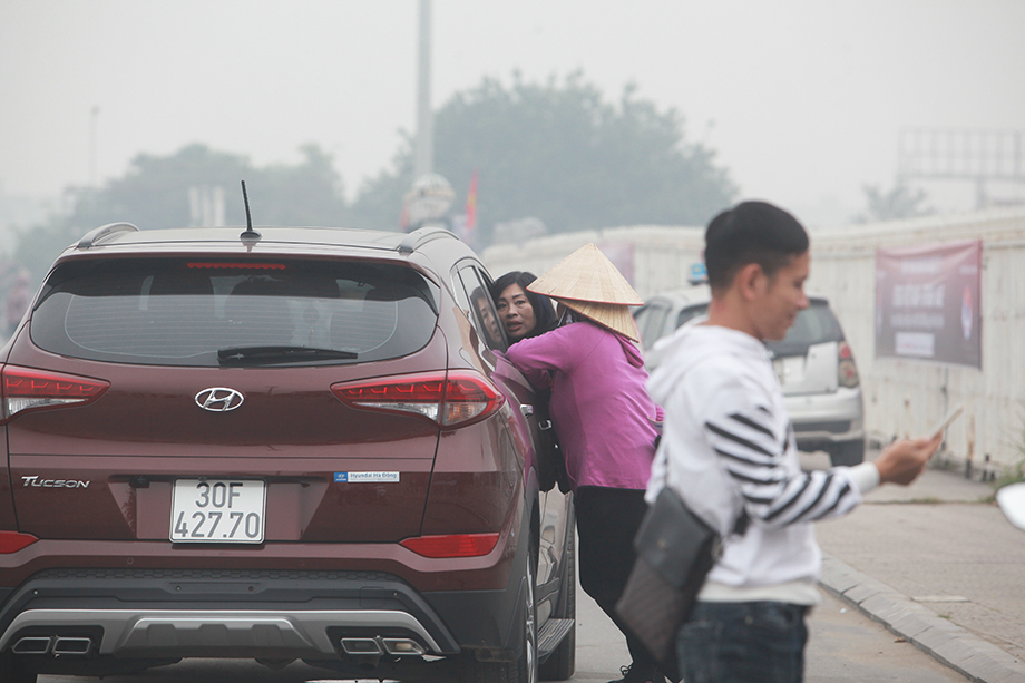 Với những người đi ô tô đến mua vé, cánh phe vé hét giá cao hơn những người đi xe máy