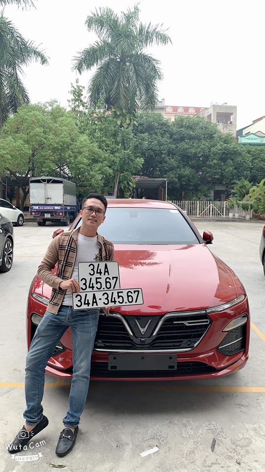  Anh Bùi Trọng Quang (SN 1988, ở TP. Hải Dương) bên cạnh chiếc xe ô tô mang BKS 34A-34567 