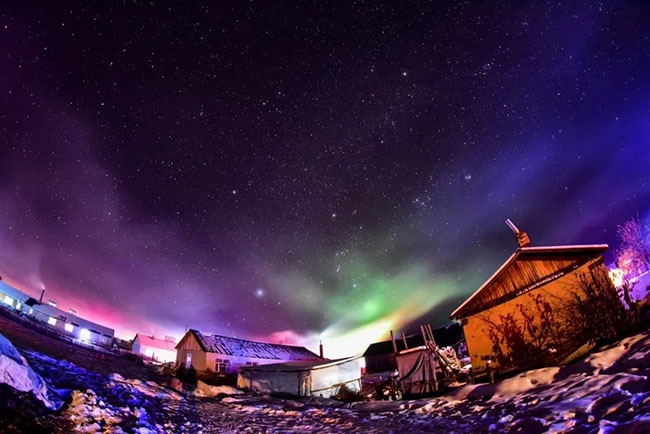2.Làng Bắc Cực nằm ở tỉnh Hắc Long Giang, cực bắc Trung Quốc. Đây là điểm quan sát duy nhất trong cả nước có thể ngắm cực quang. Buổi tối ở đây là một thiên đường màu sắc, cảnh vật vào ban ngày cũng rất đẹp.
