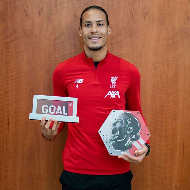 Van Dijk trong ngày nhận giải Goal 50