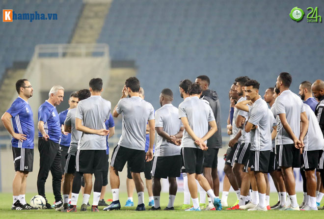 HLV Bert van Marwijk bất ngờ "chơi chiêu" trong buổi tập làm quen này