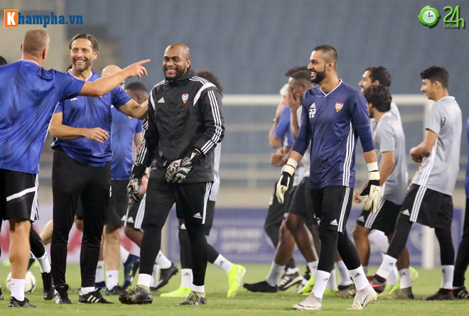 Cụ thể, lịch tập ban đầu của UAE là 20h15 nhưng ông thầy người Hà Lan đã đổi lên thành 18h45