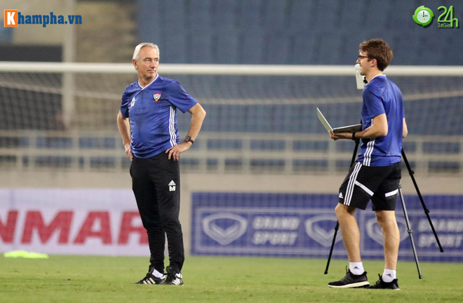 HLV Bert van Marwijk giải thích là do sợ cái lạnh của thời tiết Hà Nội ở khoảng thời gian này