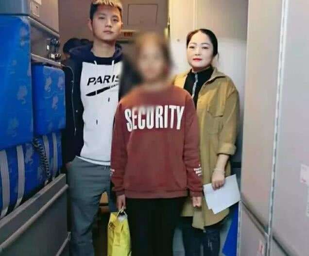 Bé gái Lun Ang Mary (giữa) vỡ mộng khi vượt biên sang Trung Quốc