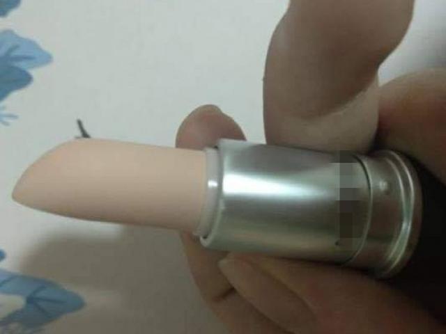 Bạn trẻ - Cuộc sống - Cô gái háo hức nhận quà sinh nhật từ bạn trai, cầm đồ trên tay mà "khóc ròng" vì khó hiểu