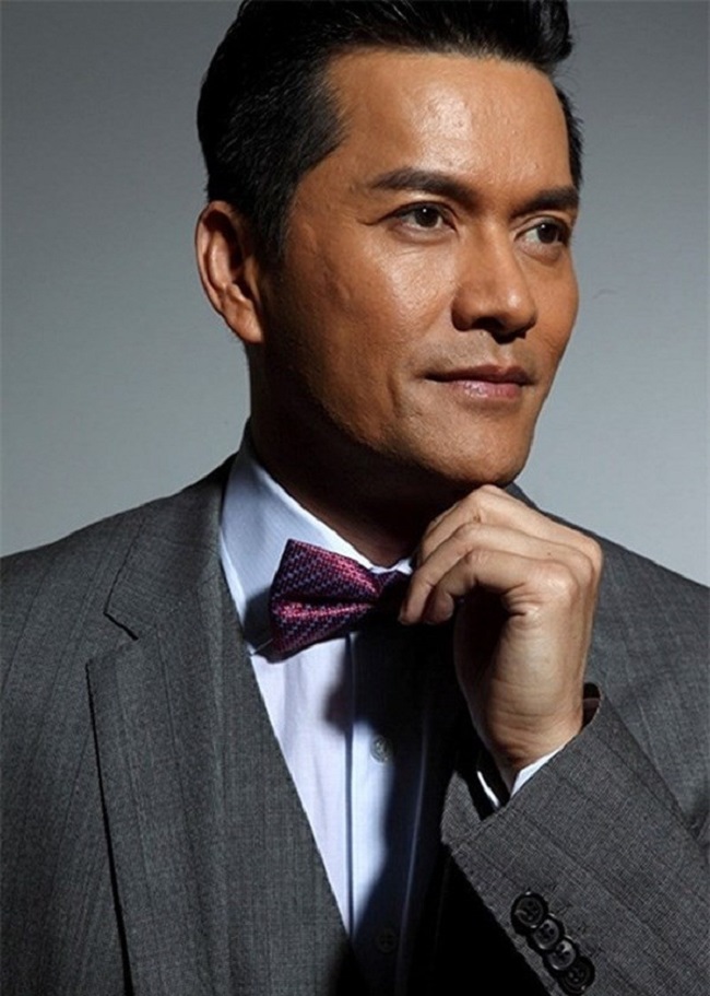 Nhờ tài năng diễn xuất, tài tử sinh ra tại Việt Nam đã được hãng TVB chiêu mộ và bắt đầu sự nghiệp diễn viên. Thập niên 90, ông là nam diễn viên được cả TVB và ATV hết sức ưu ái, trở thành sao nam nổi tiếng khắp Hong Kong và cả châu Á.