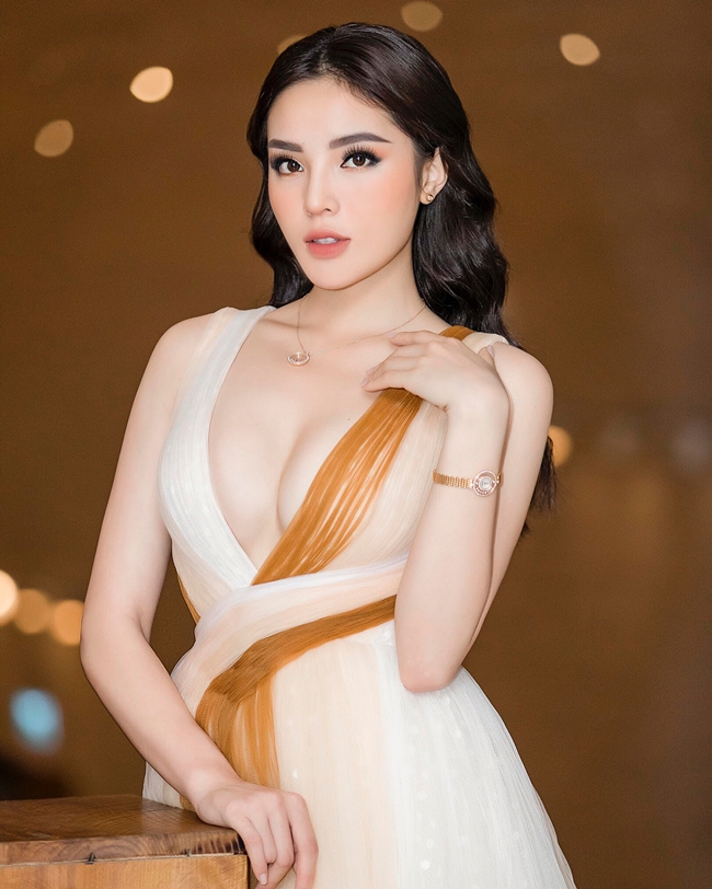 Ảnh nóng bị ghép của Hoa hậu Việt Nam 2014 trong tấm poster hầu hết là lấy từ mạng Internet hoặc từ những bộ ảnh thời trang, quảng cáo sản phẩm, sự kiện cô tham dự.