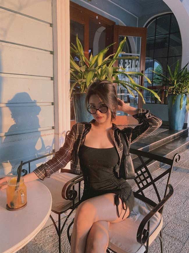 Sự phối đồ dễ chịu và thuận mắt hơn khi cô nàng dùng một chiếc áo khoác, theo nguyên tắc &#34;chỉ hở trên hoặc dưới&#34;.
