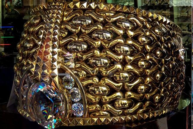 Đây cũng là nơi có trưng bày chiếc nhẫn vàng nặng 64kg, gắn 5,1kg đá quý, giá bán là 3 triệu USD. Chiếc nhẫn từng được sách kỷ lục Guiness công nhận. 