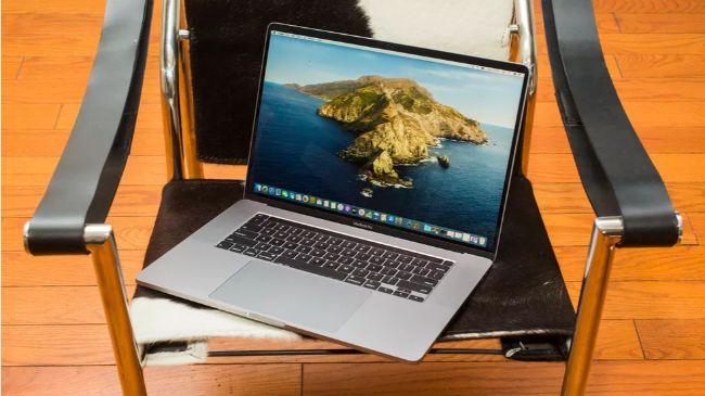 Vẫn là màn hình không hỗ trợ cảm ứng, nhưng kích thước 16 inch biến nó trở thành chiếc MacBook có màn hình Retina lớn nhất từ trước đến nay.
