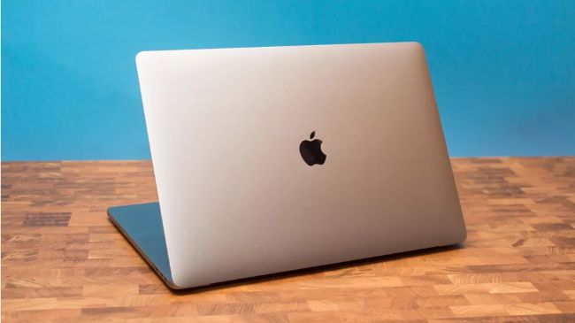 Mặt trên của MacBook Pro 16 inch vẫn đi kèm logo quả táo truyền thống của Apple.