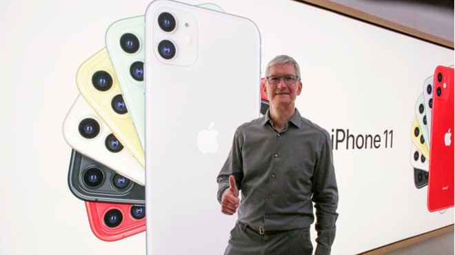 CEO Tim Cook và iPhone 11.