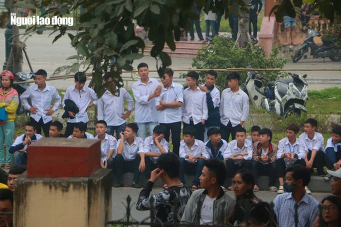 Hàng trăm học sinh đến theo dõi phiên tòa xét xử Khả "Bảnh" và các đồng phạm sáng 13-11 - Ảnh: Huy Thanh