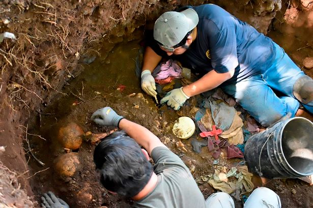 Tổng cộng các nhà điều tra El Salvador tìm thấy 20 bộ xương.