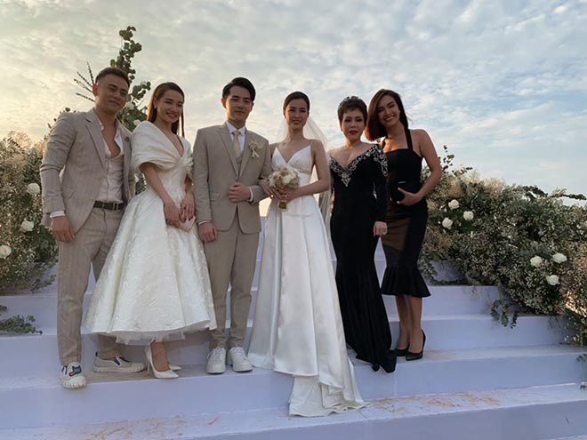 Việt Hương chụp hình cùng các ngôi sao khác trong đám cưới Đông Nhi - Ông Cao Thắng