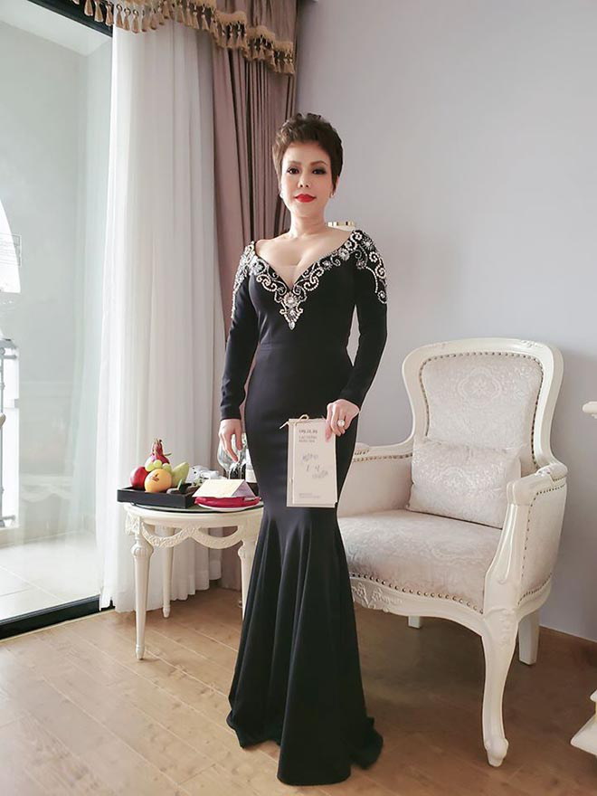 Việt Hương nói về bộ váy "hơi quá" trong tiệc cưới Đông Nhi - 4