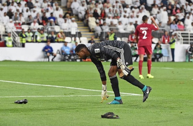 Người hâm mộ UAE từng ném dây chuyền vàng xuống sân vì tức giận
