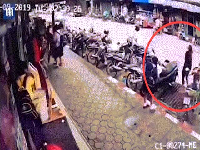 Thế giới - Thái Lan: Đang đứng ở vỉa hè, người phụ nữ bị dây điện 22.000 V rơi trúng người