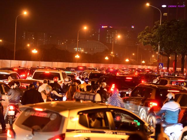 Tin tức trong ngày - Việt Nam thắng UAE: Mọi ngả đường rời "chảo lửa" Mỹ Đình đều tắc