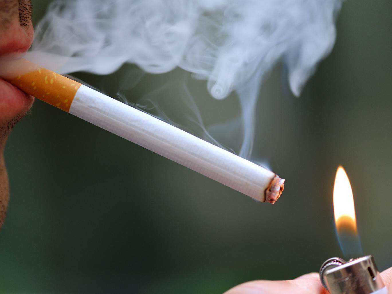 Nam sinh nghiện thuốc lá nặng vì bố và ông nội cho hút thuốc lào ...