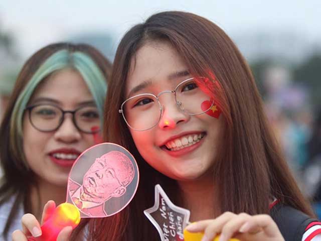 Bóng đá - Dàn fan nữ lung linh nhan sắc cổ vũ ĐT Việt Nam đấu UAE