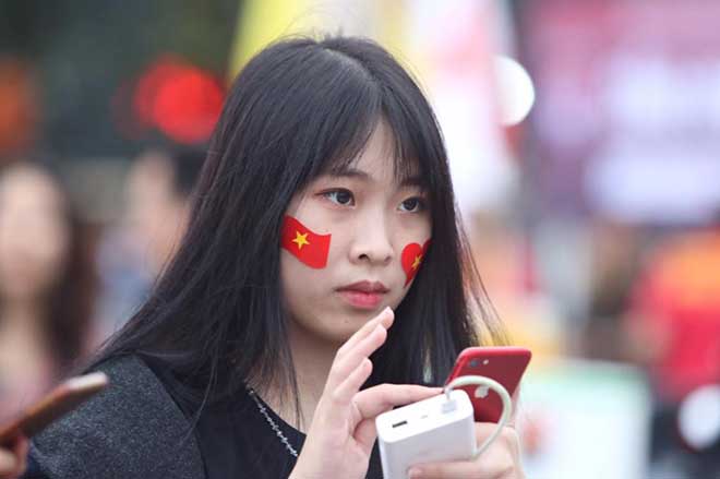 Một số fan nữ khác thì trầm tư hơn, nhưng hứa hẹn sẽ hòa vào không khí cuồng nhiệt khi trận đấu sắp bắt đầu