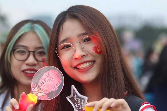 Nụ cười rạng ngời của hai nữ CĐV trước ống kính