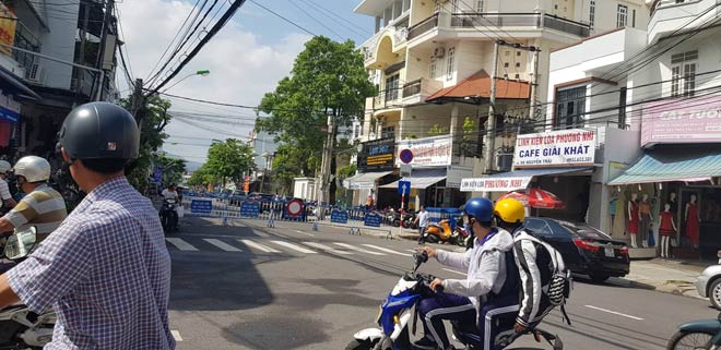 Đường vào cổng TAND TP.Nha Trang tiếp tục bị cấm lưu thông.