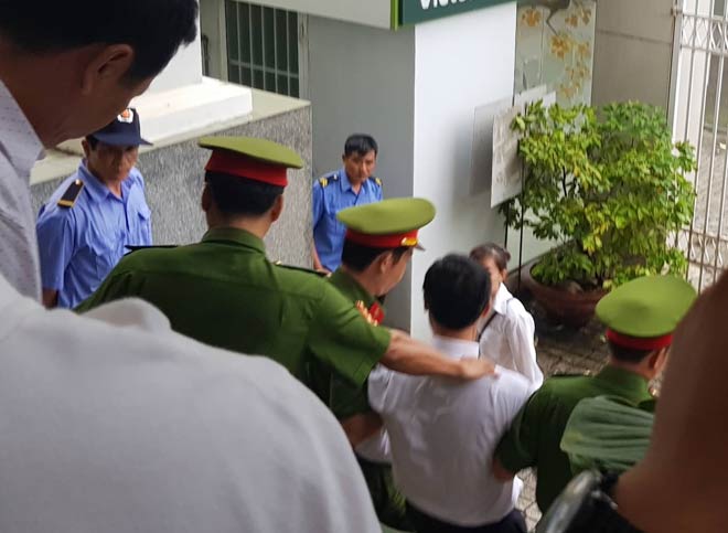 LS Nguyễn Duy Bình bị đưa ra khỏi tòa.