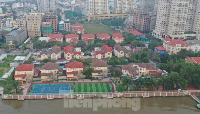 Dọc hai bên đường Nguyễn Văn Hưởng (phường Thảo Điền, quận 2, TPHCM) mọc lên hàng loạt biệt thự, chung cư cao cấp, khu vực này còn được biết đến là khu nhà giàu Thảo Điền. 