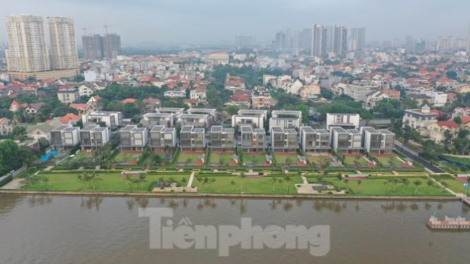 Người dân sinh sống ở khu Thảo Điền không dễ dàng gì ra bờ sông để hít thở không khí khi các lối đi xuống bị rào chắn, lập chốt bảo vệ.