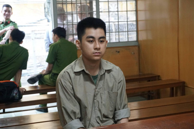 Trước khi vào tù, Trần Duy Khang (ảnh) làm phục vụ quán cà phê, nhà hàng