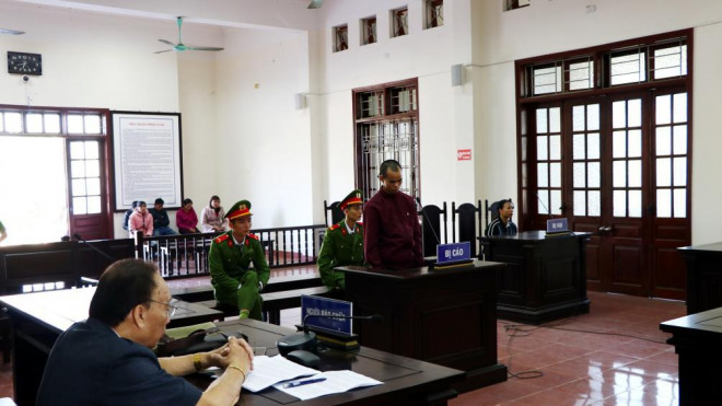 Tòa án nhân dân tỉnh Hòa Bình đã mở phiên tòa sơ thẩm xét xử bị cáo Bùi Văn Huỳnh về tội hiếp dâm người dưới 16 tuổi và tội giết người