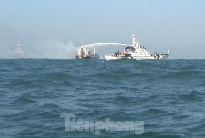 Tàu Cảnh sát biển 4031 tham gia chữa cháy tại hiện trường