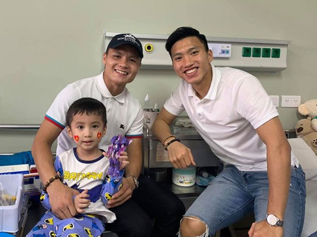 Tin tức trong ngày - Nghe tin bé Tôm "Điều ước thứ 7" xạ trị lần đầu, Quang Hải, Văn Hậu vội vàng vào viện thăm "chiến binh" nhí