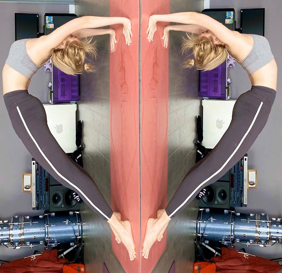 Thiều Trâm tập cơ bụng với tạ.